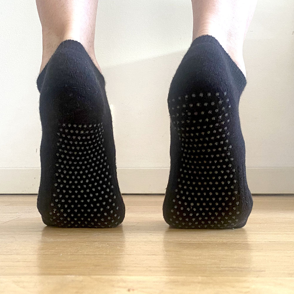 Detalj av antiskli-knotter på pilates sokker – stabilt grep på glatte gulv